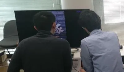 展示ブースの模様、男性が遊んでいます